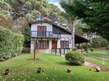 Casa · 180m² · 4 Ambientes · 3 Cocheras · Casa en Venta Chalet de Estilo en Costa del Este con Quincho y Jardín
