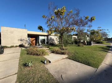 Casa · 166m² · 4 Ambientes · 5 Cocheras · Casa en Venta en Puertos del Lago