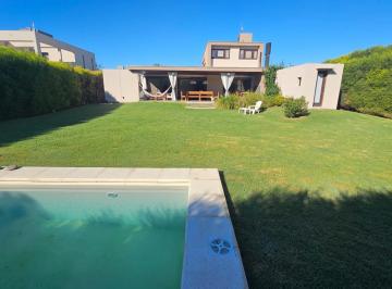 Casa · 250m² · 6 Ambientes · Casa en Puerto Roldan
