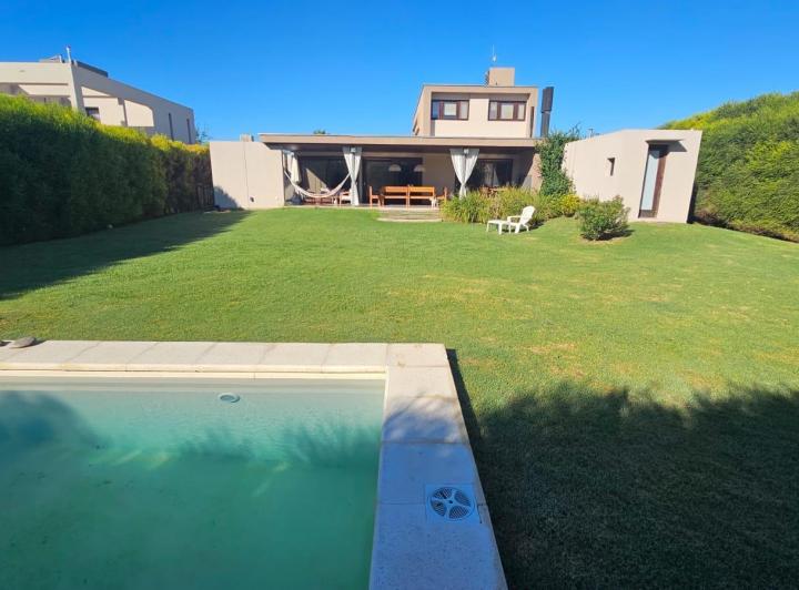 Casa · 250m² · 6 Ambientes