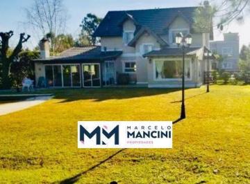 Casa · 250m² · 6 Ambientes · 1 Cochera · Casa en Echeverria del Lago