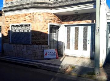 Casa · 242m² · 6 Ambientes · 2 Cocheras · Casa Estilo Chorizo en B° Pueyrredón con Cochera Doble y Amplio Potencial