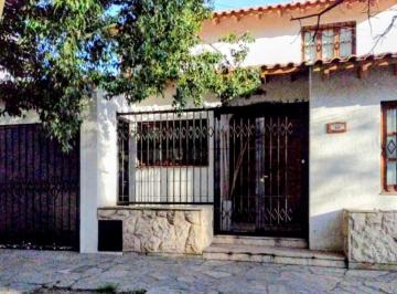 Casa · 246m² · 5 Dormitorios · 2 Cocheras · Casa Ubicada en B° Arizu