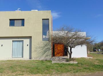 Casa · 340m² · 8 Ambientes · 2 Cocheras · Excelente Casa en Alquiler Cuatro Dorm., Pileta, Seguridad Valle del Golf
