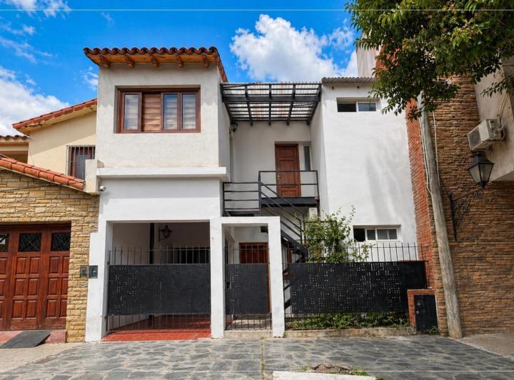 Casa · 240m² · 7 Ambientes · 1 Cochera