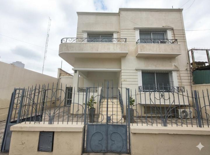 Casa · 326m² · 10 Ambientes · 1 Cochera