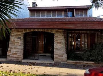 Casa · 270m² · 5 Ambientes · Venta Oportunidad! Casa de 5 Amb. con Quincho, Parque y Depto Independiente Sobre Av Paso