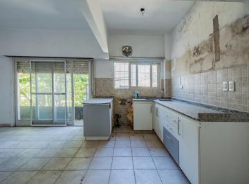 Casa · 315m² · 5 Ambientes · 2 Cocheras · Venta - Casa Multifuncional con Departamento y Galpón en Caseros - Permuta