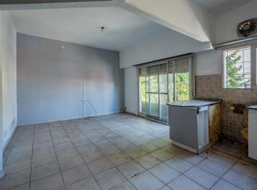 Casa · 315m² · 5 Ambientes · 2 Cocheras · Venta - Casa Multifuncional con Departamento y Galpón en Caseros - Permuta