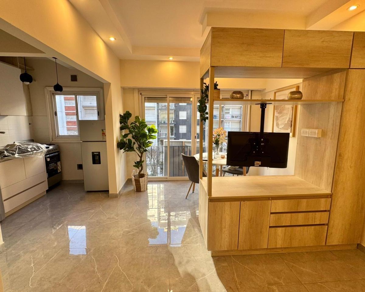 Venta departamento 1 amb a la calle con balcón francés sobre Av Colón 1851