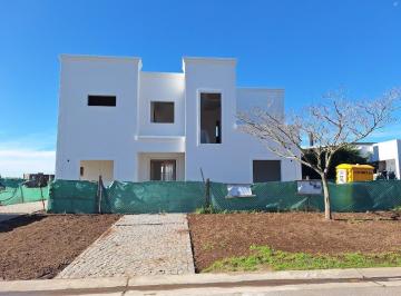 Casa · 216m² · 4 Ambientes · 2 Cocheras · Casa Venta Barrio San Matias Escobar 4 Ambientes 1 Planta
