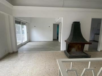 Casa · 131m² · 6 Ambientes · 1 Cochera · Casa en Venta de 4 Dorm. en Barrio Azcuénaga