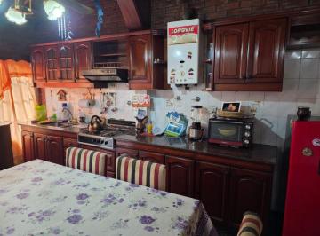 Casa de 3 ambientes, Avellaneda · Amplia Casa con Local - Parque y Piscina / Retasada -! Oportunidad