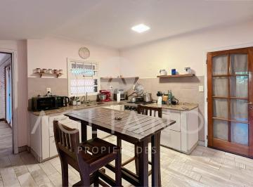 Casa · 206m² · 5 Ambientes · 1 Cochera · Chalet Reciclado en Parque Luro | 5 Ambientes con Parque, Parrilla y Playroom | Apto Crédito