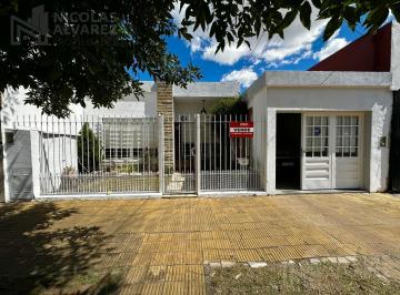 Casa · 150m² · 3 Ambientes · 1 Cochera · Hermosa Casa 3 Ambientes con Cochera y Parque en Venta! - Villa Luzuriaga.