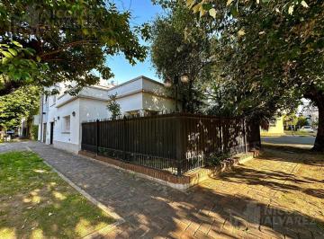 Casa · 150m² · 4 Ambientes · 2 Cocheras · Casa 4 Ambientes con Doble Cochera y Patio! en Venta Haedo Muy Céntrica!