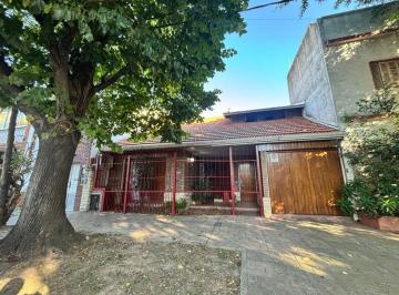 Casa de 4 ambientes, Quilmes · Chalet en Alquiler (Don Bosco) Fondo Parquizado con Parrilla
