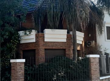 Casa de 8 ambientes, Tres de Febrero · Chalet en 2 Plantas con Dorm. en Suite Terminaciones de Calidad Mármol