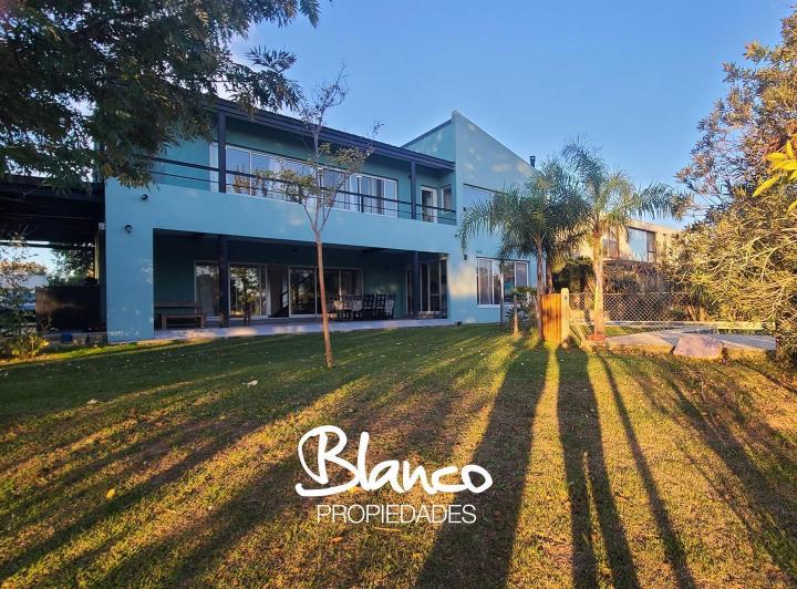Casa · 217m² · 5 Ambientes · 2 Cocheras