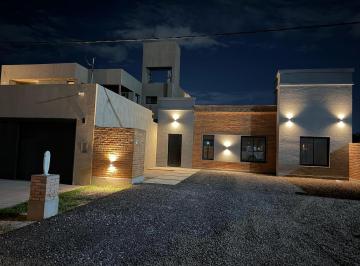 Casa · 88m² · 2 Dormitorios · 2 Cocheras · Casa Moderna a Estrenar en Zona Norte!