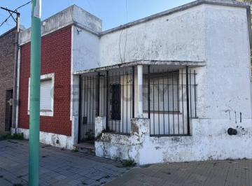 Casa · 120m² · 5 Ambientes · 1 Cochera · Sarmiento Esquina Aristóbulo del Valle. Casa de 3 Dorm. a Reciclar en Venta, Ensenada.