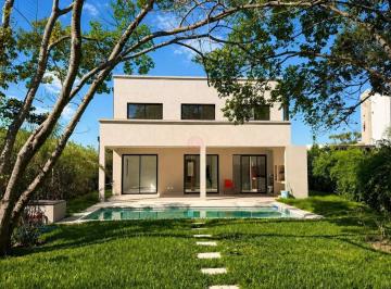 Casa · 220m² · 6 Ambientes · 1 Cochera · Casa en Venta en Santa Elena, Pilar del Este, Pilar