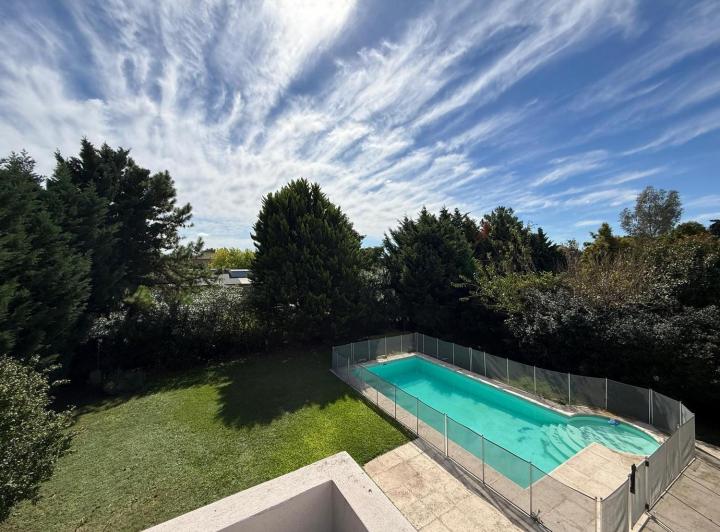 Casa · 236m² · 5 Ambientes · 4 Cocheras