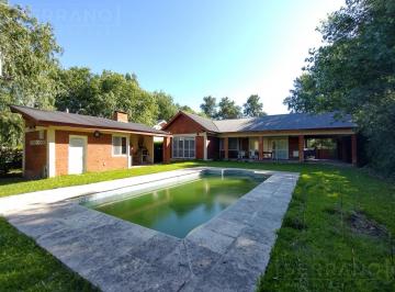 Casa · 136m² · 4 Ambientes · 2 Cocheras · Venta Casa 4 Amb con Pileta y Vista Al Golf Barrio Parque Sakura. Exaltacion de La Cruz