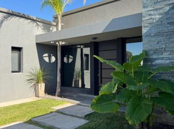 Casa · 153m² · 4 Ambientes · 2 Cocheras · Casa a La Venta - Sector Golf - La Providencia Country Club