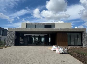 Casa · 305m² · 5 Ambientes · Casa en La Providencia