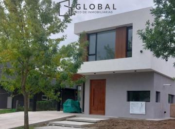 Casa · 188m² · 4 Ambientes · 2 Cocheras · Casa en Venta en Puertos del Lago, Araucarias