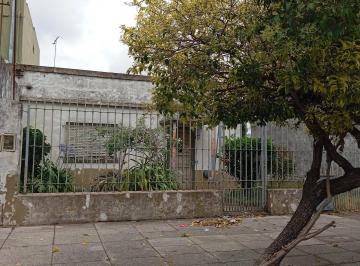 Casa · 108m² · 3 Ambientes · 1 Cochera · Casa 3 Ambientes con Garaje y Amplio Jardín a Reciclar