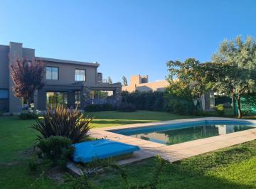 Casa · 278m² · 10 Ambientes · 2 Cocheras · Vende Casa en Ruca Olivia Barrio Privado