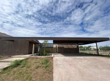 Casa · 216m² · 4 Ambientes · 3 Cocheras · Casa en Carrodilla La Puntilla