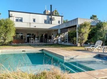 Casa · 205m² · 3 Ambientes · 2 Cocheras · Moderna Casa en Aires del Llano