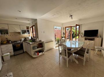 PH · 130m² · 4 Ambientes · 1 Cochera · PH en Parque Luro