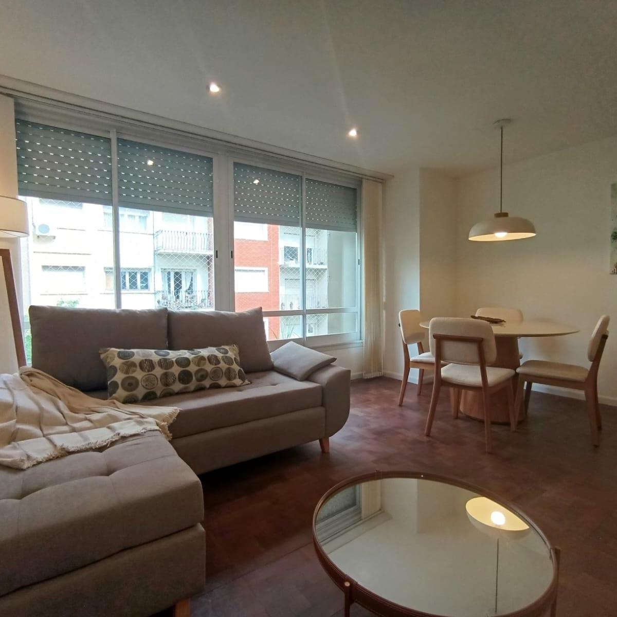 Departamento de 3 ambientes con amplio ventanal, en semipiso A la calle