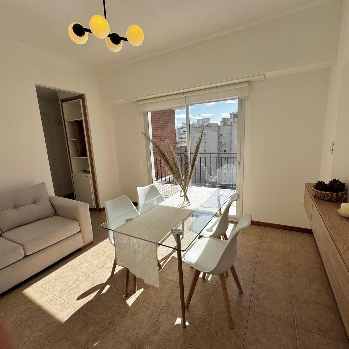 Hermoso departamento de 3 ambientes con dependencia A la calle con balcón terraza