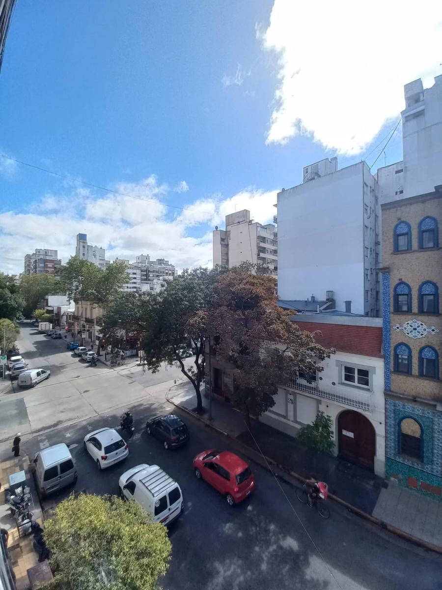 Departamento de 3 ambientes a la calle con balcón saliente