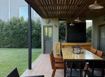 Casa · 150m² · 4 Ambientes · 2 Cocheras · Casa en Venta de 4 Ambientes con Pileta en Vila Marina, Villanueva