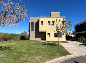 Casa · 149m² · 5 Ambientes · 2 Cocheras · Puertos/escobar - Araucarias - Casa en Venta Ubicado en Araucarias, Puertos, Escobar