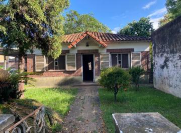 Casa · 233m² · 4 Ambientes · 2 Cocheras · Venta Casa Chalet en Lote 700 m Lopez Camelo