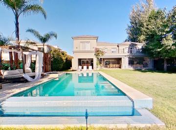 Casa · 300m² · 4 Dormitorios · 2 Cocheras · Destacada Casa en Venta Al Lago en Santa Barbara