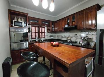 Casa · 144m² · 5 Ambientes · 1 Cochera · Venta Casa 5 Ambientes en Laferrere