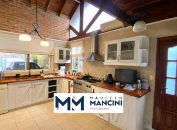 Casa · 250m² · 6 Ambientes · 4 Cocheras · Casa en Campos de Echeverria