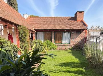 Casa · 210m² · 6 Ambientes · 2 Cocheras · Casa en Venta en Tolosa. 117 y 530, Apta Banco. Permuta por Departamento!