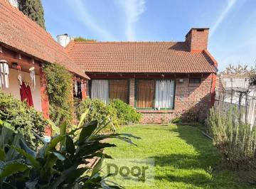 Casa · 210m² · 6 Ambientes · 2 Cocheras · Casa en Venta en Tolosa. 117 y 530, Apta Banco. Permuta por Departamento!