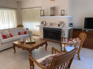 Casa · 240m² · 6 Ambientes · 4 Cocheras · Casa en Mapuche C. C