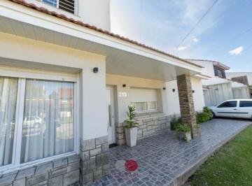 Casa · 212m² · 4 Ambientes · 1 Cochera · Daireaux 2151