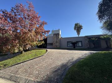 Casa · 700m² · 6 Ambientes · 4 Cocheras · ¡Venta! Impresionante Casa en El Bosque - 6 Dorm. ¡Playroom en Planta Alta!